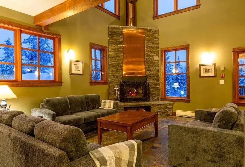 Отель Copper Horse Lodge