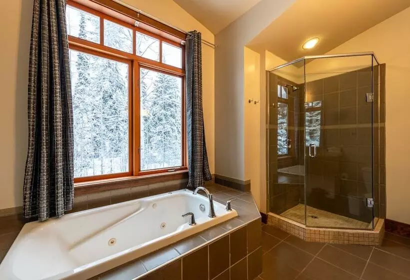 Отель Copper Horse Lodge