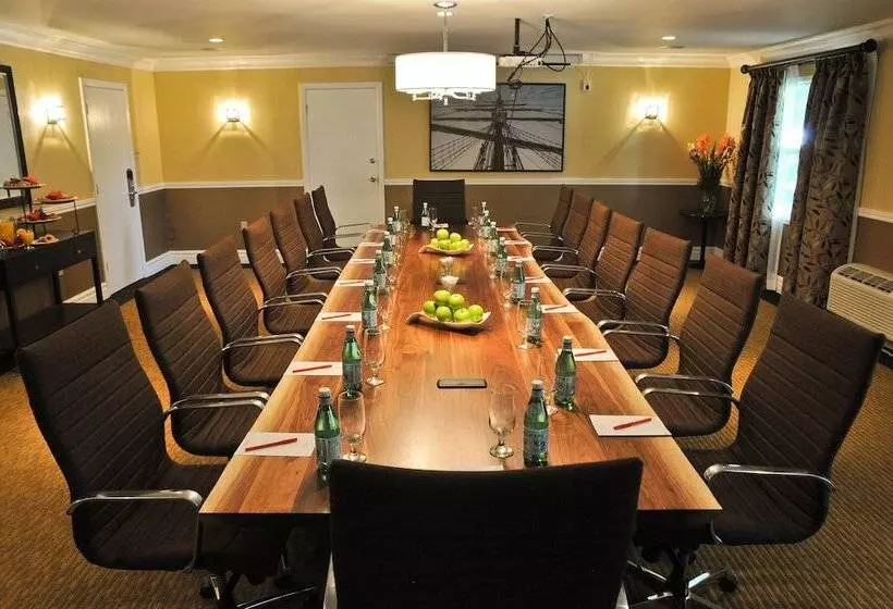 Отель Oak Island Resort & Conference Centre