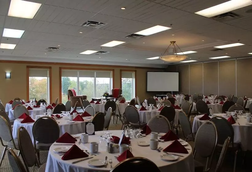 Отель Oak Island Resort & Conference Centre