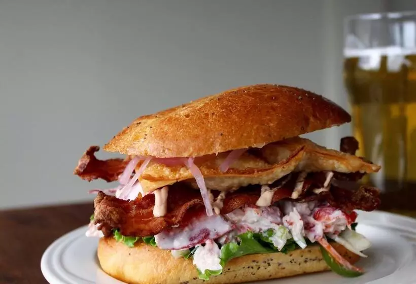 Отель Oak Island Resort & Conference Centre