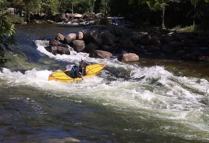 Hotelli Pinestone Resort & Conference Centre