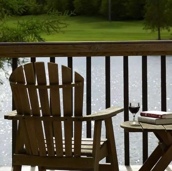 Hotelli Pinestone Resort & Conference Centre