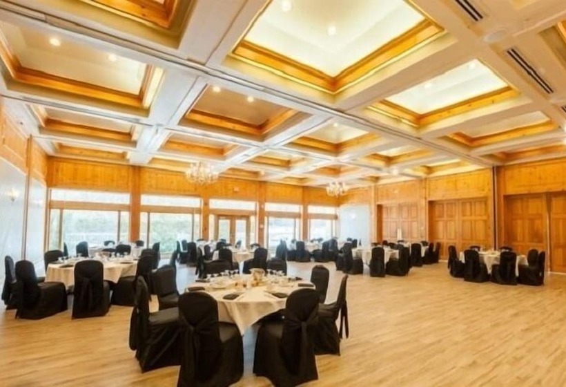 Szálloda Pinestone Resort & Conference Centre