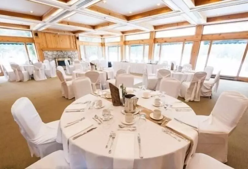 Hotelli Pinestone Resort & Conference Centre