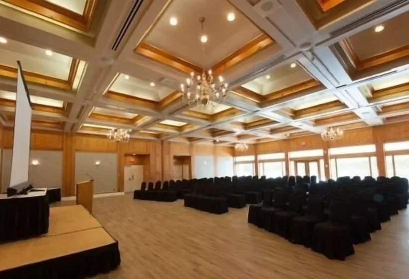 Hotelli Pinestone Resort & Conference Centre