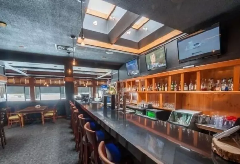 Hotelli Pinestone Resort & Conference Centre