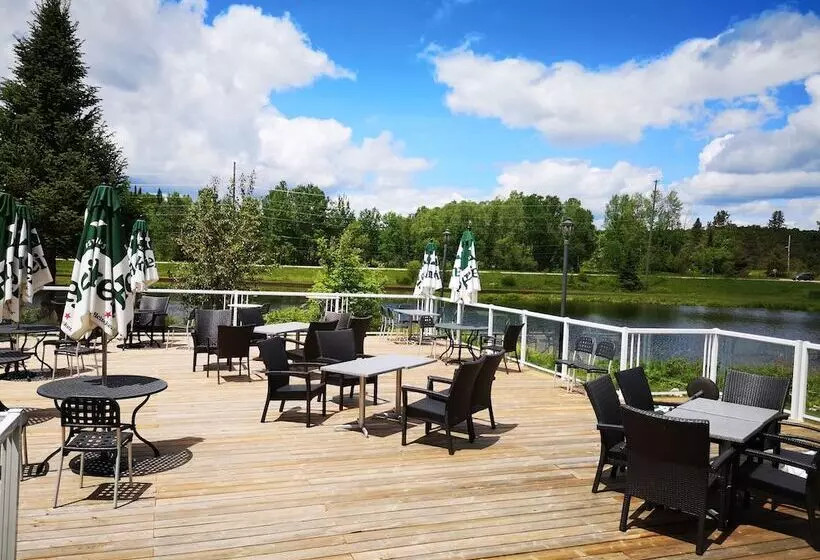 Hotelli Pinestone Resort & Conference Centre