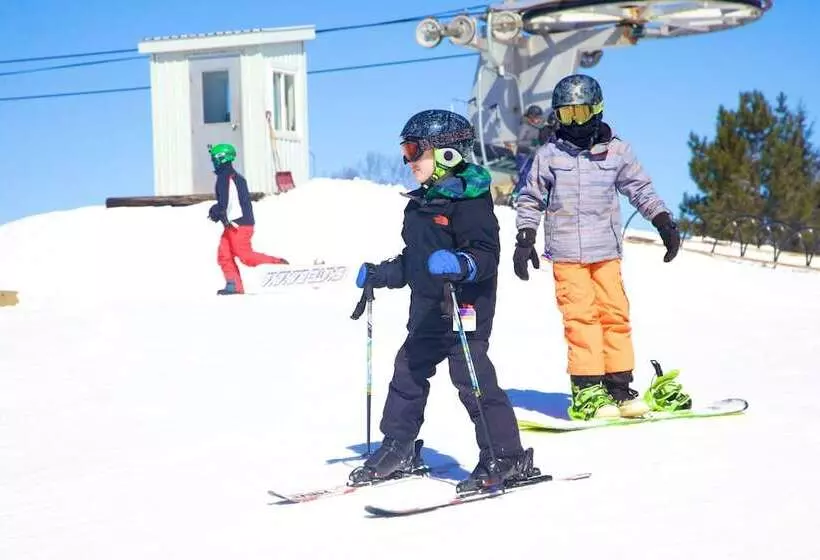 Hotelli Pinestone Resort & Conference Centre