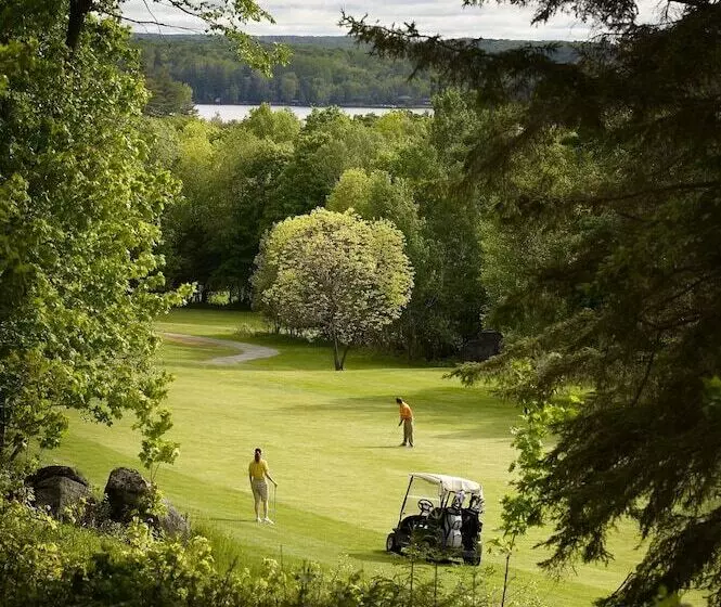 Hotelli Pinestone Resort & Conference Centre