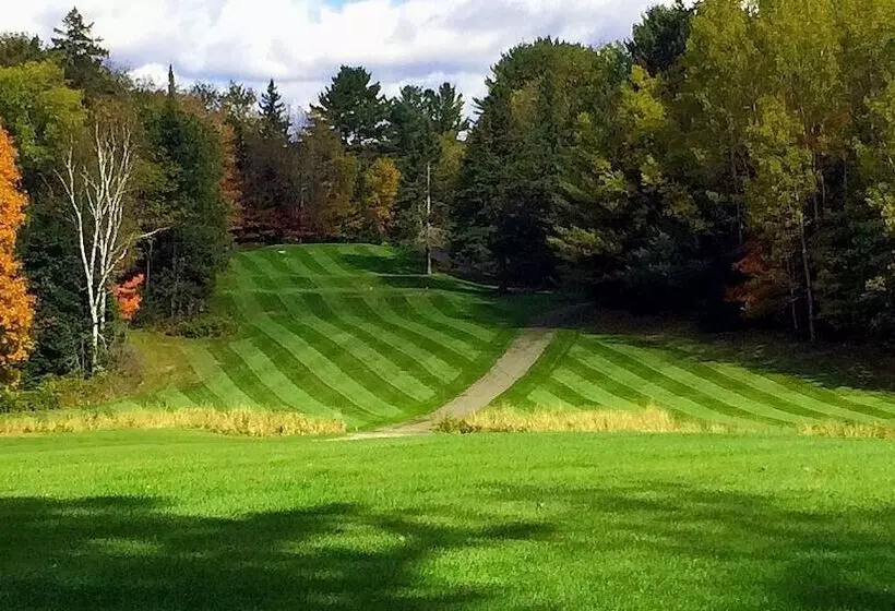 Hotelli Pinestone Resort & Conference Centre