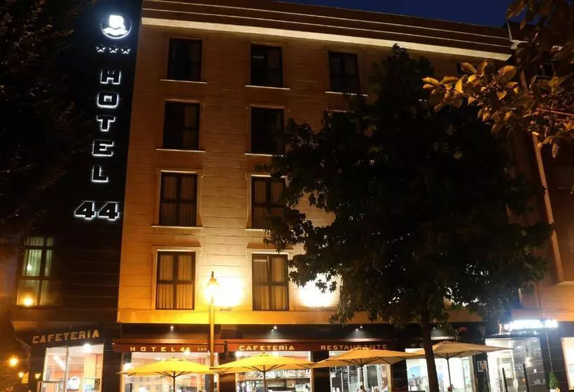 فندق 44
