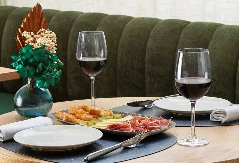 Отель H10 Casanova