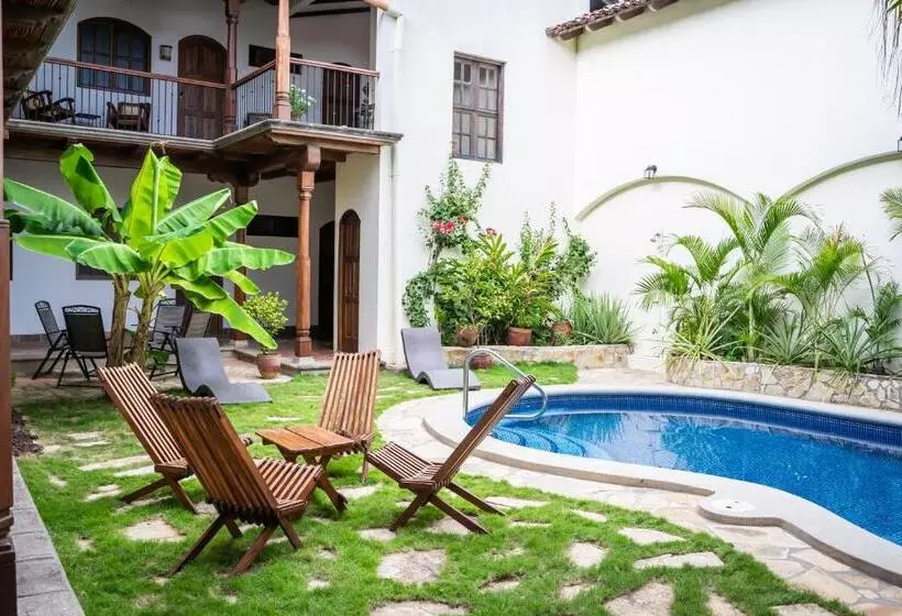 هتل Patio Del Malinche