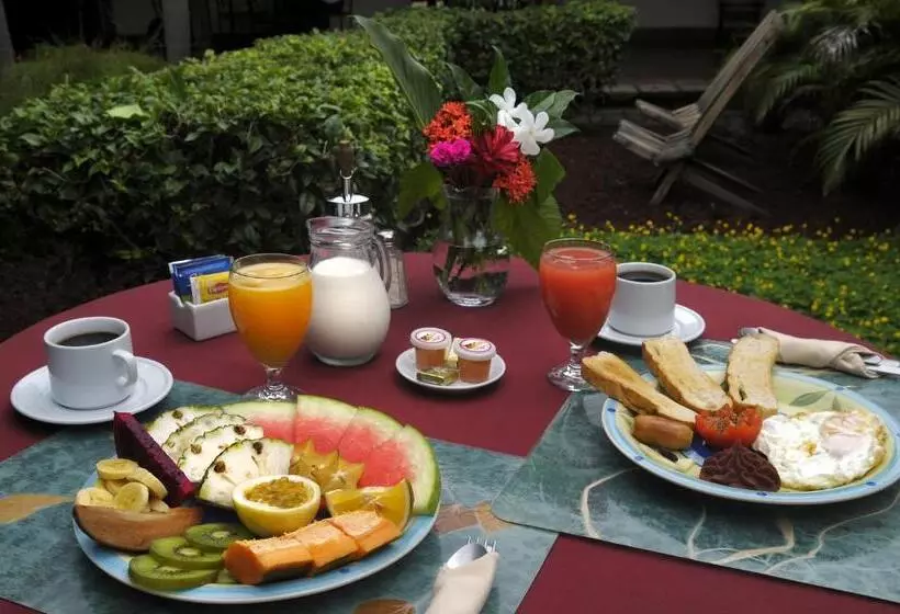 هتل Patio Del Malinche