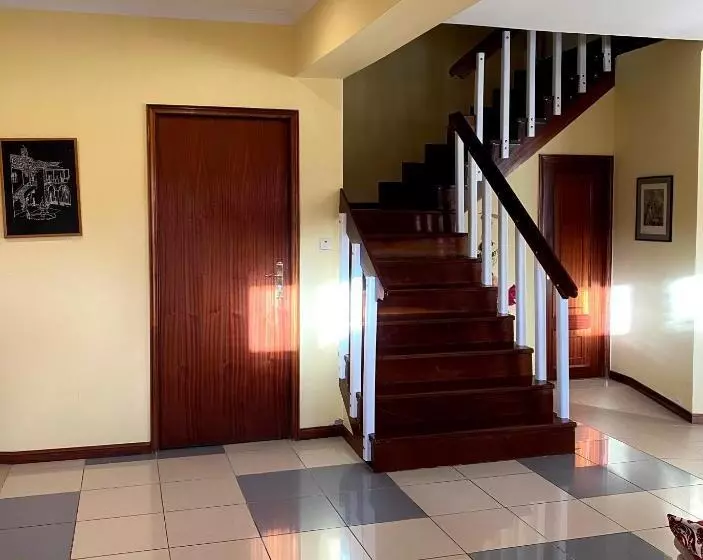 تختخواب و صبحانه Rubi