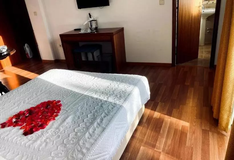 تختخواب و صبحانه Rubi