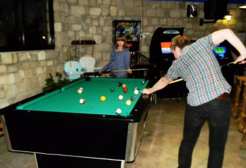 Hilltop Gardens Hotel Apartments