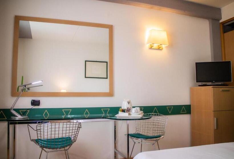 Hotel West Point Airport