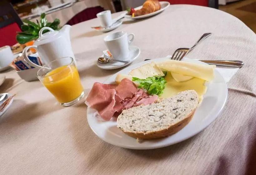 Отель West Point Airport