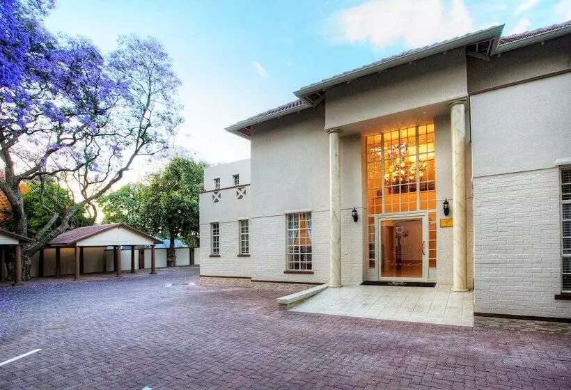 Отель 10 2nd Avenue Houghton Estate By Dream Resorts