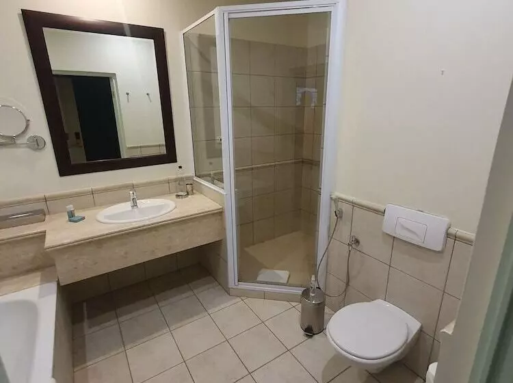 Отель 10 2nd Avenue Houghton Estate By Dream Resorts