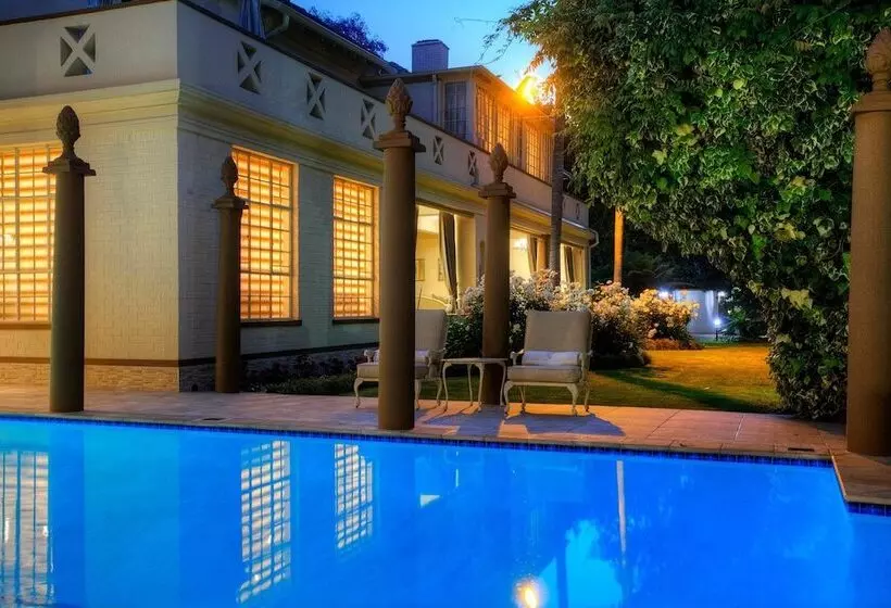 Отель 10 2nd Avenue Houghton Estate By Dream Resorts