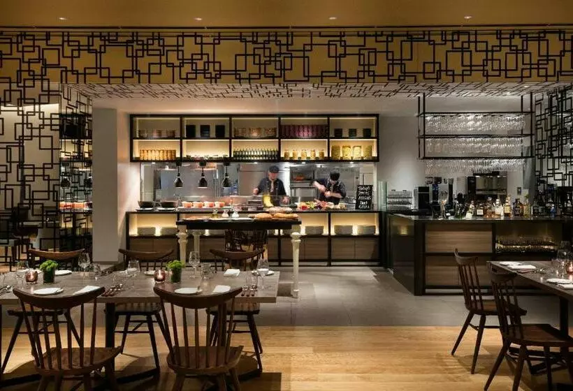 Отель Courtyard By Marriott Shin Osaka Station