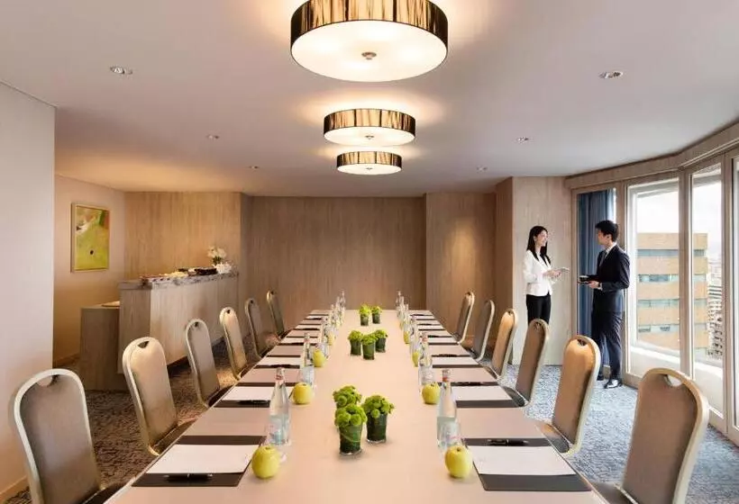 Отель Courtyard By Marriott Shin Osaka Station