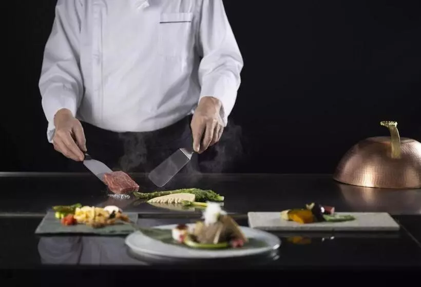 Отель Courtyard By Marriott Shin Osaka Station