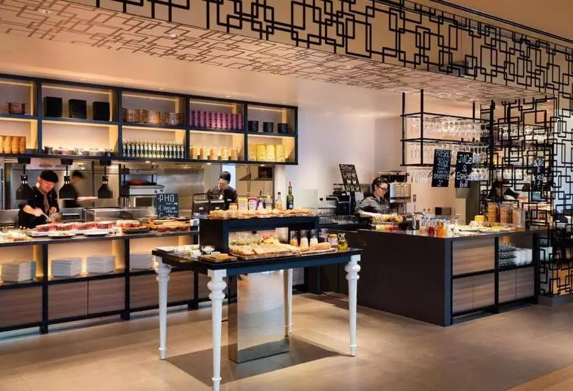 Отель Courtyard By Marriott Shin Osaka Station