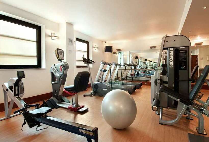 בית מלון כפרי Hilton London Tower Bridge