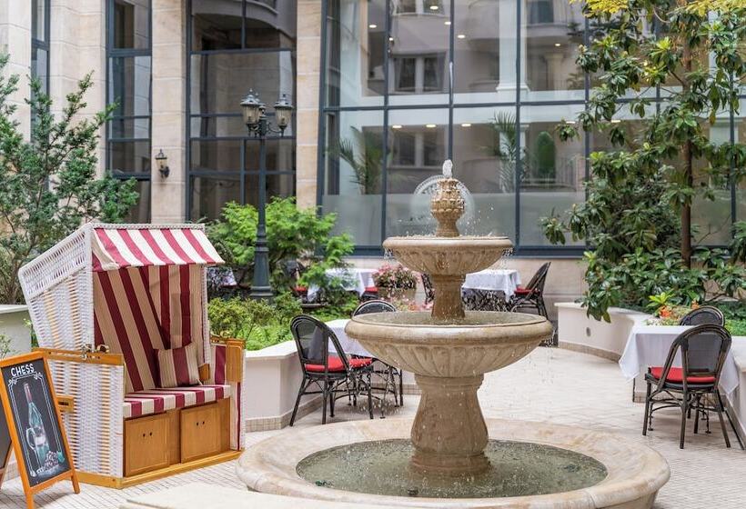 Queen S Court Hotel & Residence