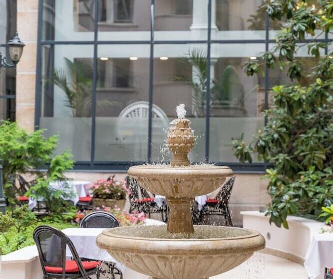 Queen S Court Hotel & Residence