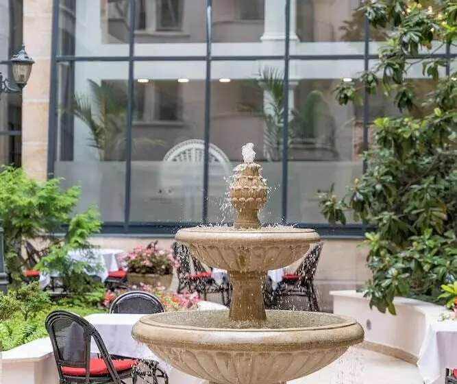 Queen S Court Hotel & Residence