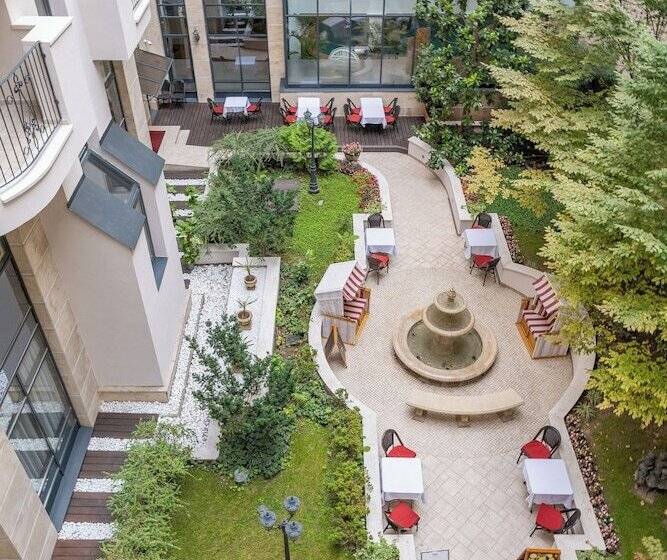 Queen S Court Hotel & Residence