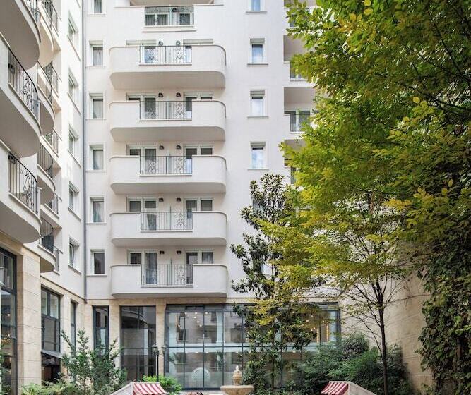 Queen S Court Hotel & Residence