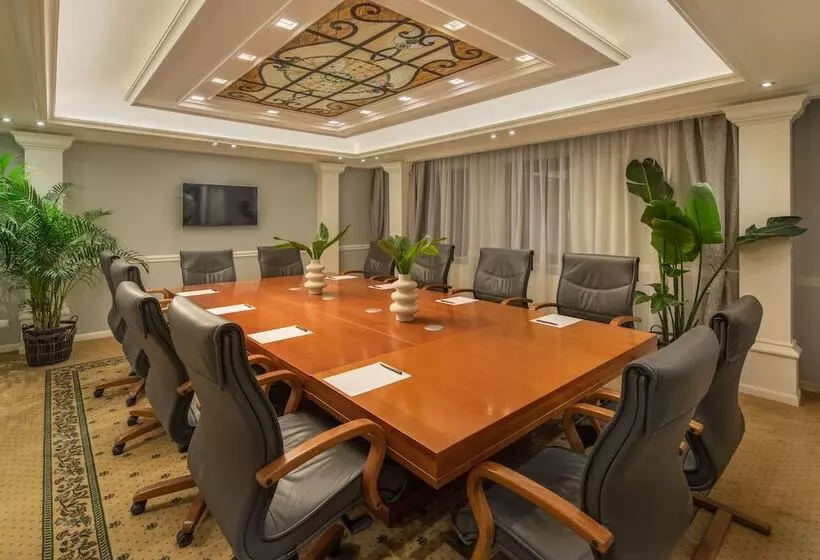 Queen S Court Hotel & Residence