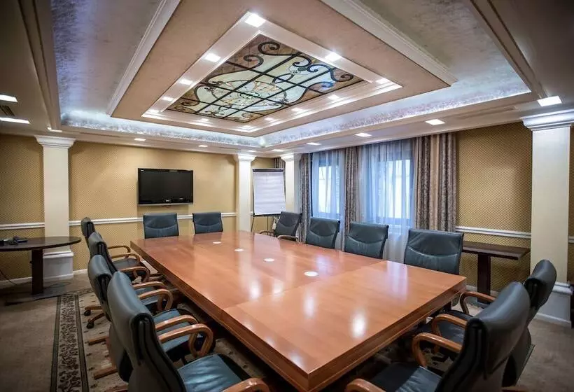 Queen S Court Hotel & Residence