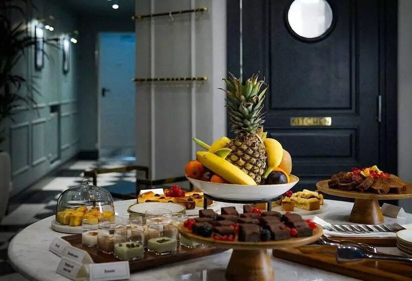 Queen S Court Hotel & Residence