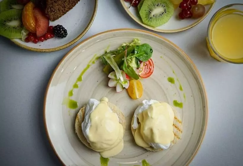 Queen S Court Hotel & Residence