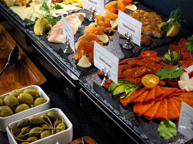 Queen S Court Hotel & Residence