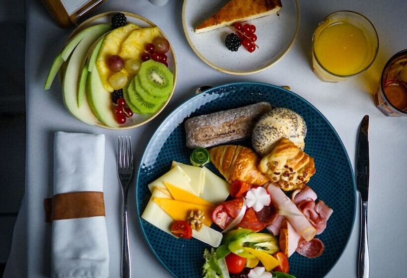 Queen S Court Hotel & Residence