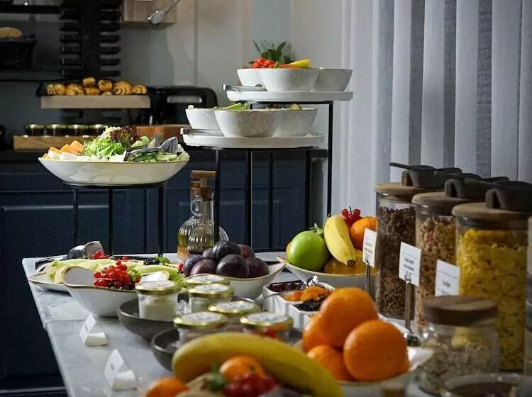 Queen S Court Hotel & Residence