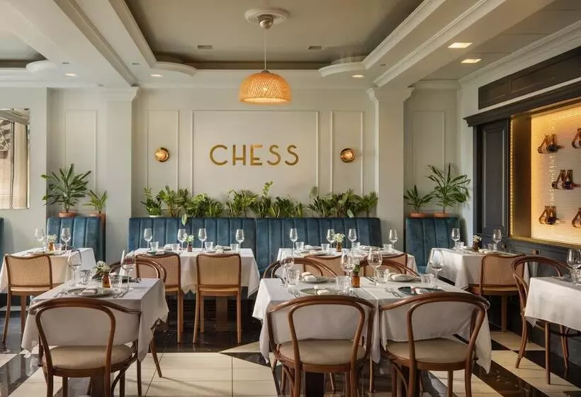 Queen S Court Hotel & Residence