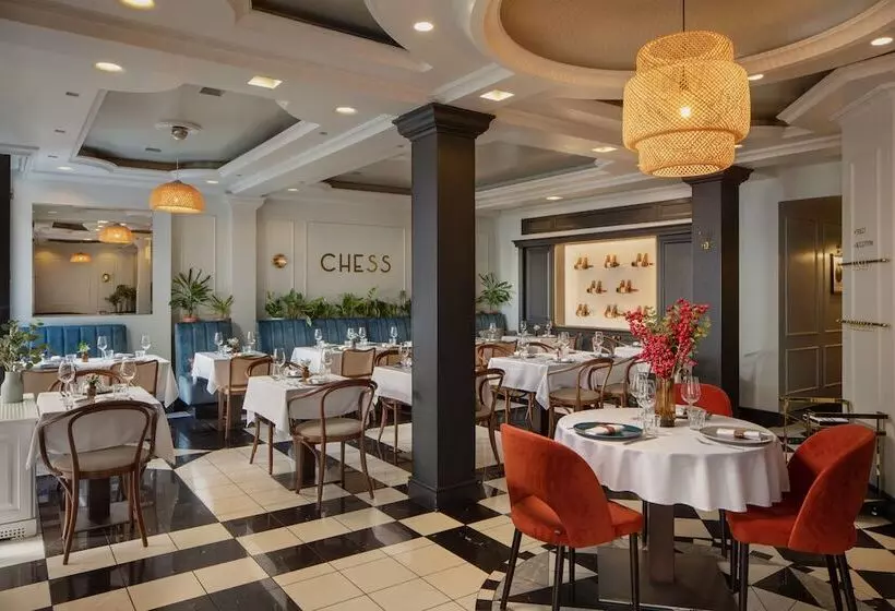 Queen S Court Hotel & Residence