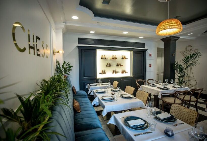 Queen S Court Hotel & Residence