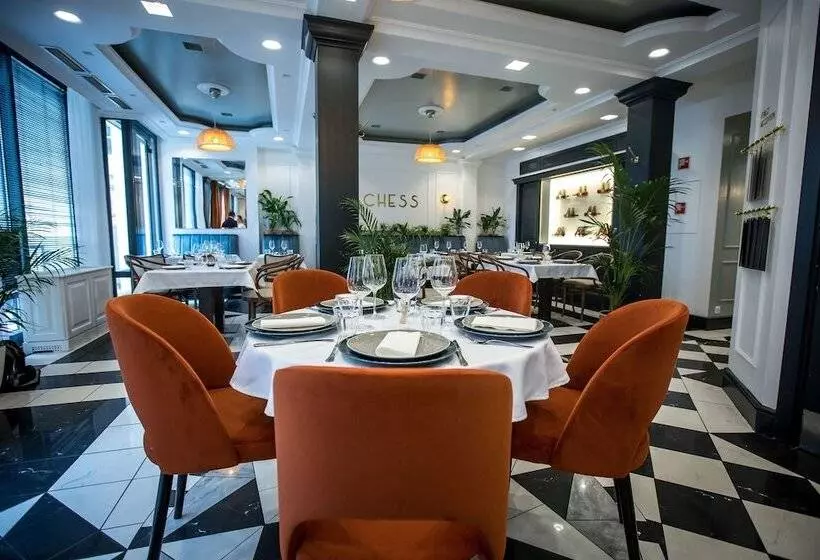 Queen S Court Hotel & Residence