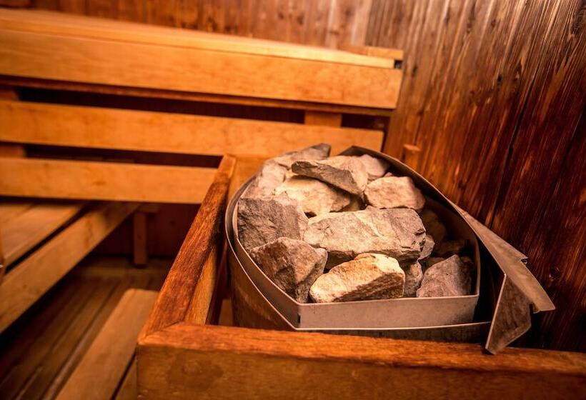 Queen S Court Hotel & Residence