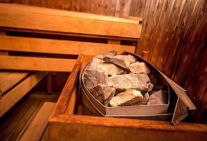 Queen S Court Hotel & Residence